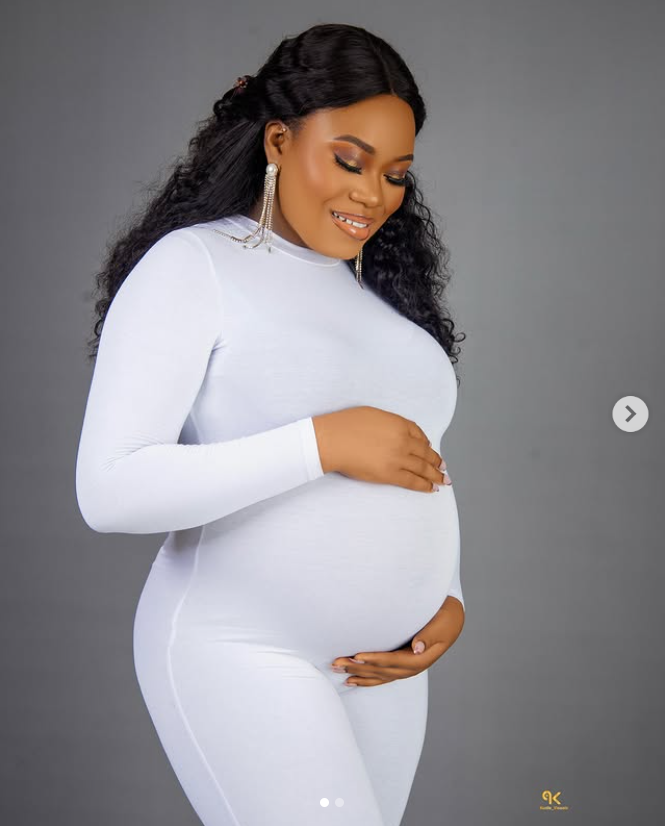 Maternity portrait with soft glam makeup